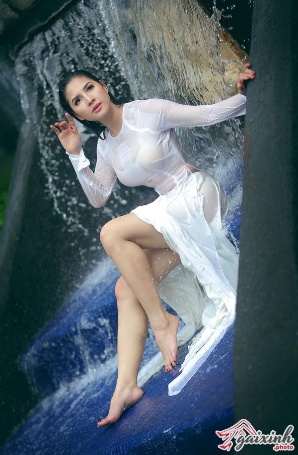 áo dài trắng ướt bên thác nước