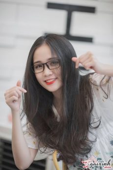 hình gái xinh tóc dài đeo kính