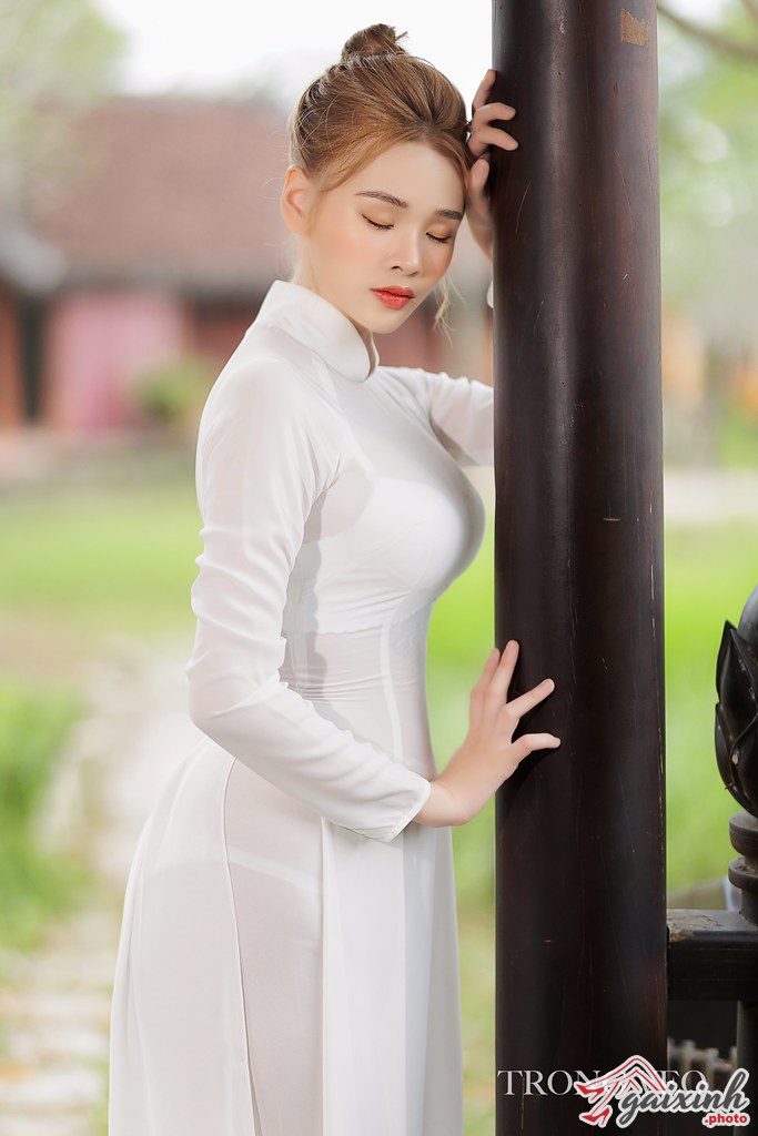 hình cô gái mặc áo dài trắng