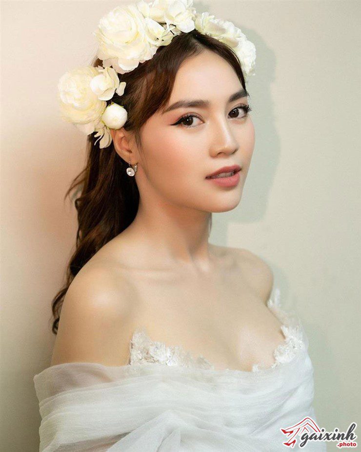 girl xinh tóc dài mặc áo trễ vai dịu dàng