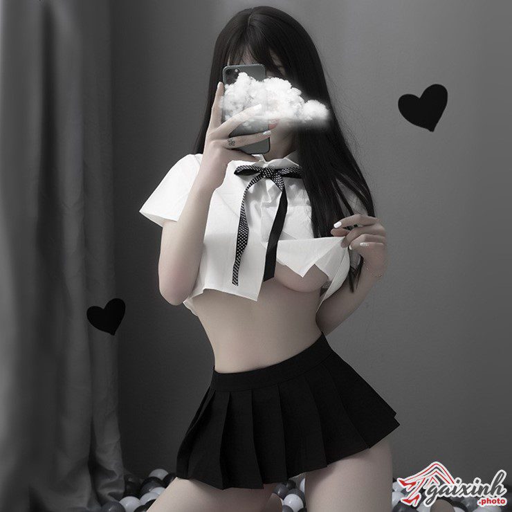 Foto eines hübschen Mädchens, das einen sexy kurzen Faltenrock trägt