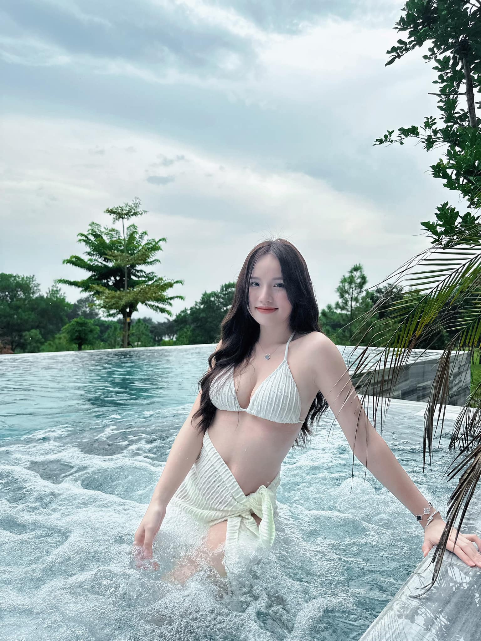 anh-thi-nhung-gay-tv-mac-bikini-sexy-o-ho-boi