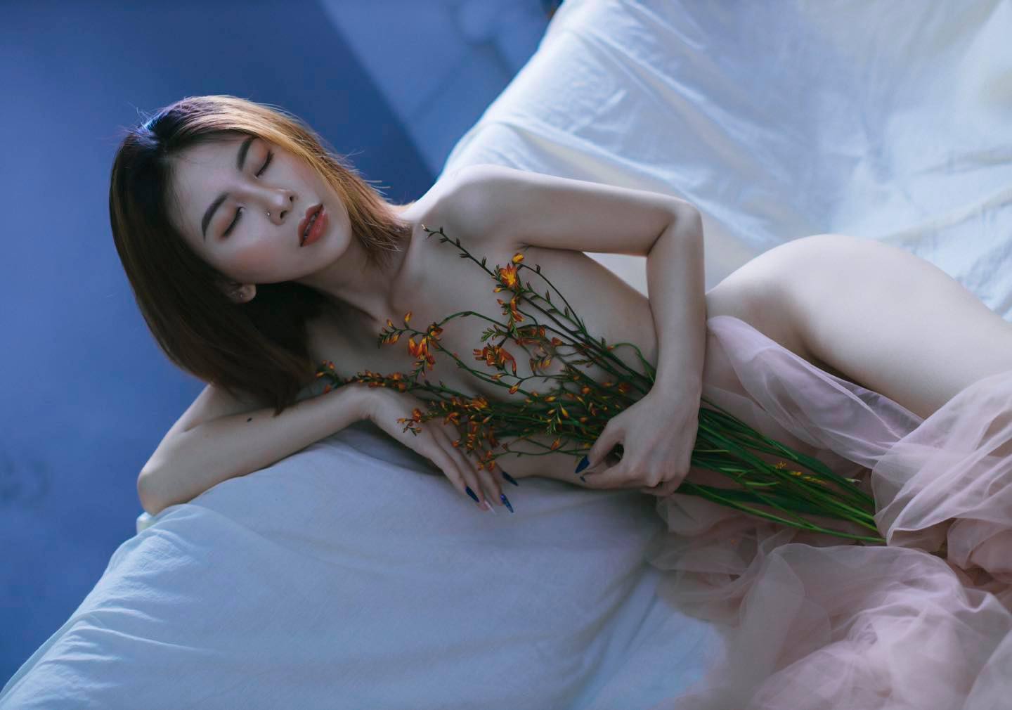 anh-hot-girl-khoa-than-khoe-body-nong-bong