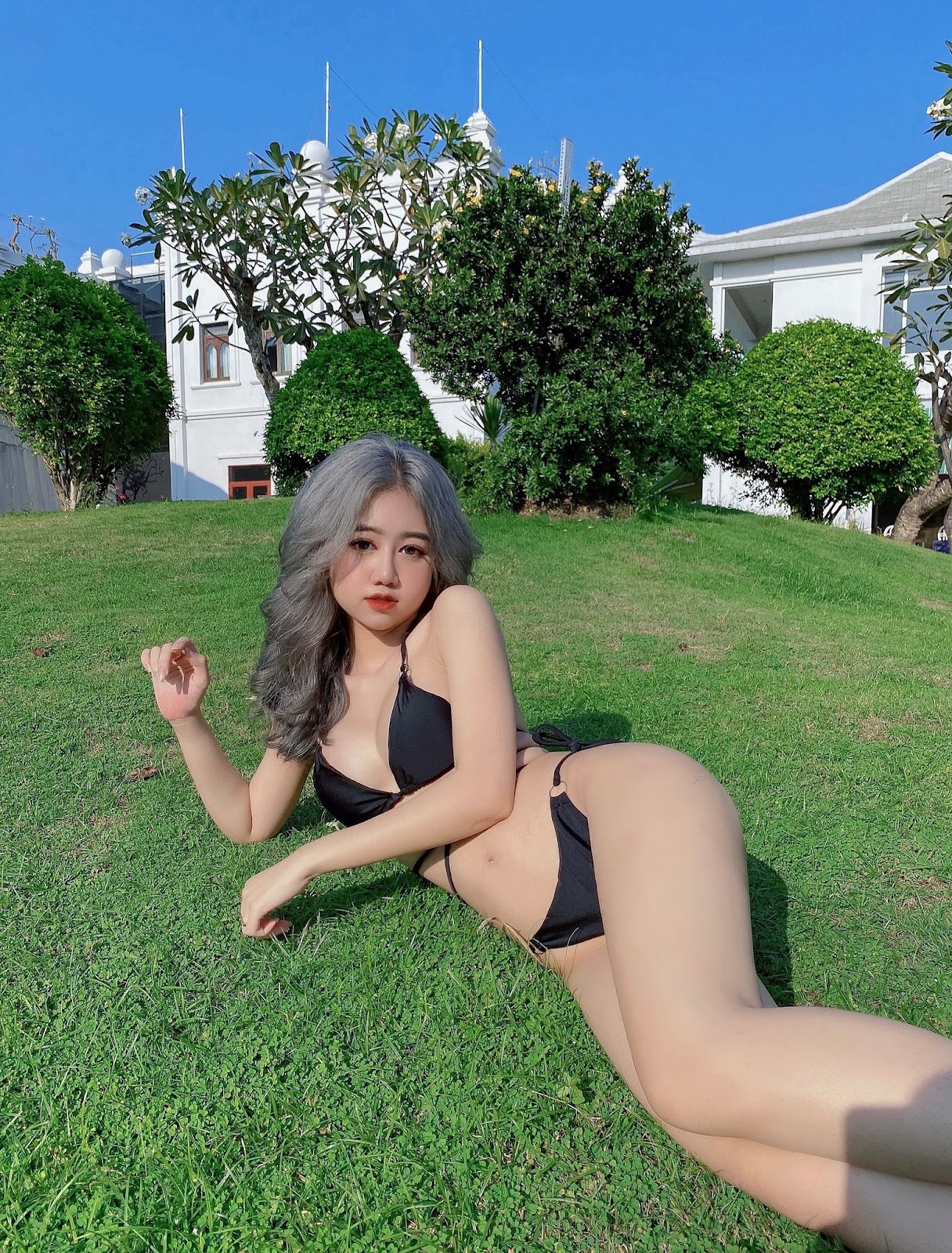 anh-le-kim-loan-mac-bikini-tao-dang-khoe-duong-cong-sexy