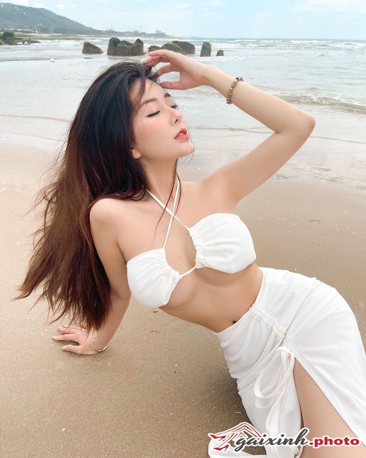 hinh anh sex gai xinh mac ao croptop