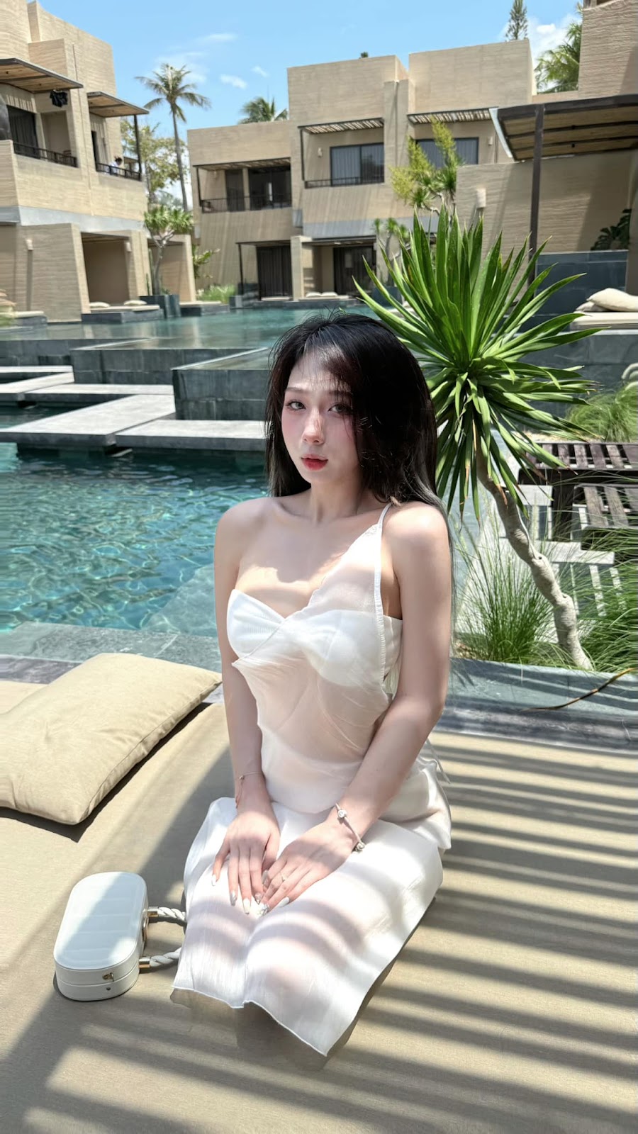 anh-bui-thi-quynh-huong-mac-bikini-tao-dang-sexy-o-ho-boi