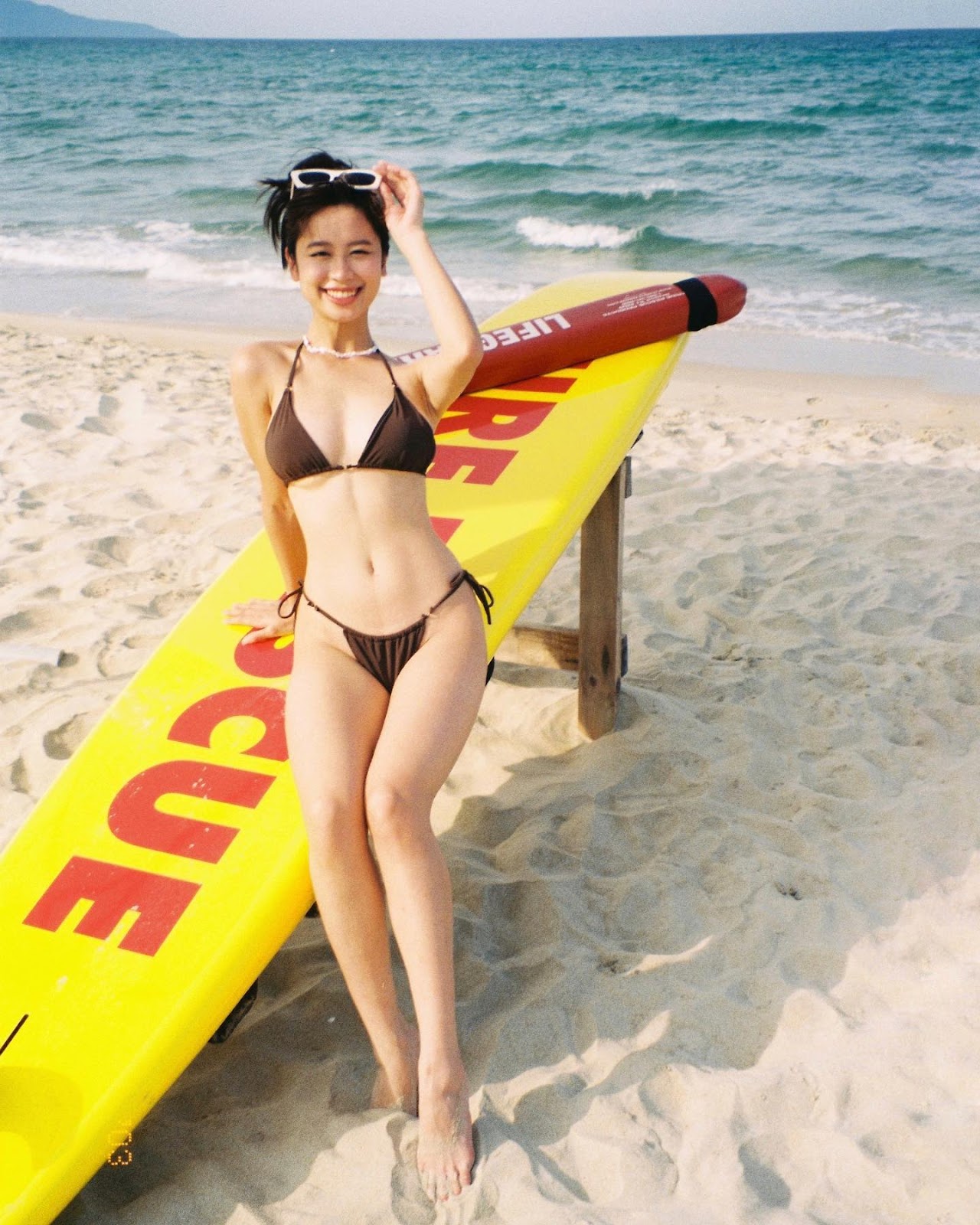 anh-han-hang-mac-bikini-khoe-body-goi-cam-tren-bai-bien