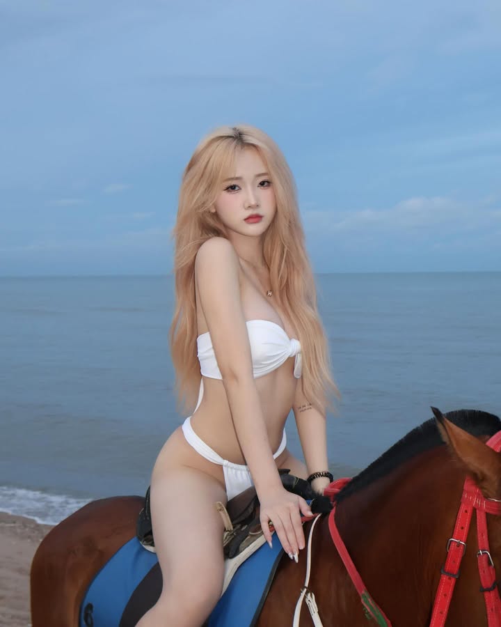 anh-dieu-linh-mac-bikini-tao-dang-cuc-ky-sexy