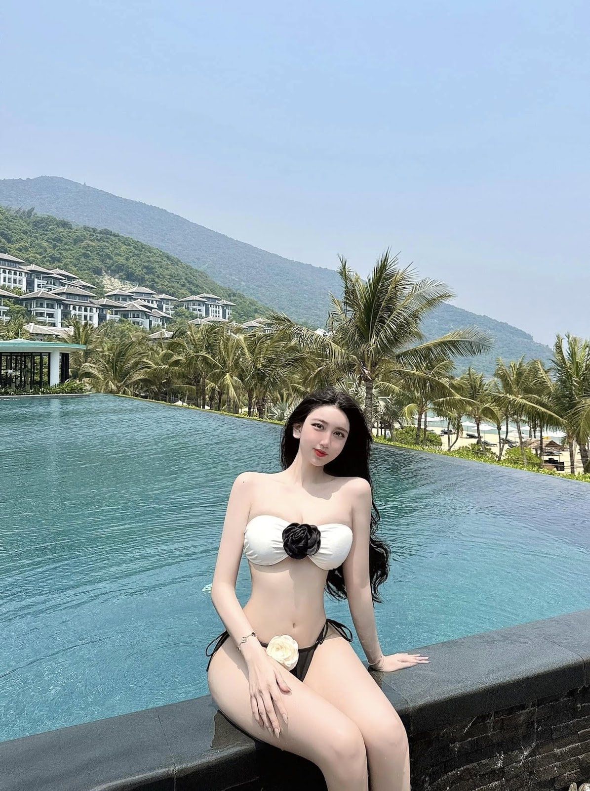 anh-ho-ngoc-y-nhi-mac-bikini-chup-anh-sexy-o-ho-boi