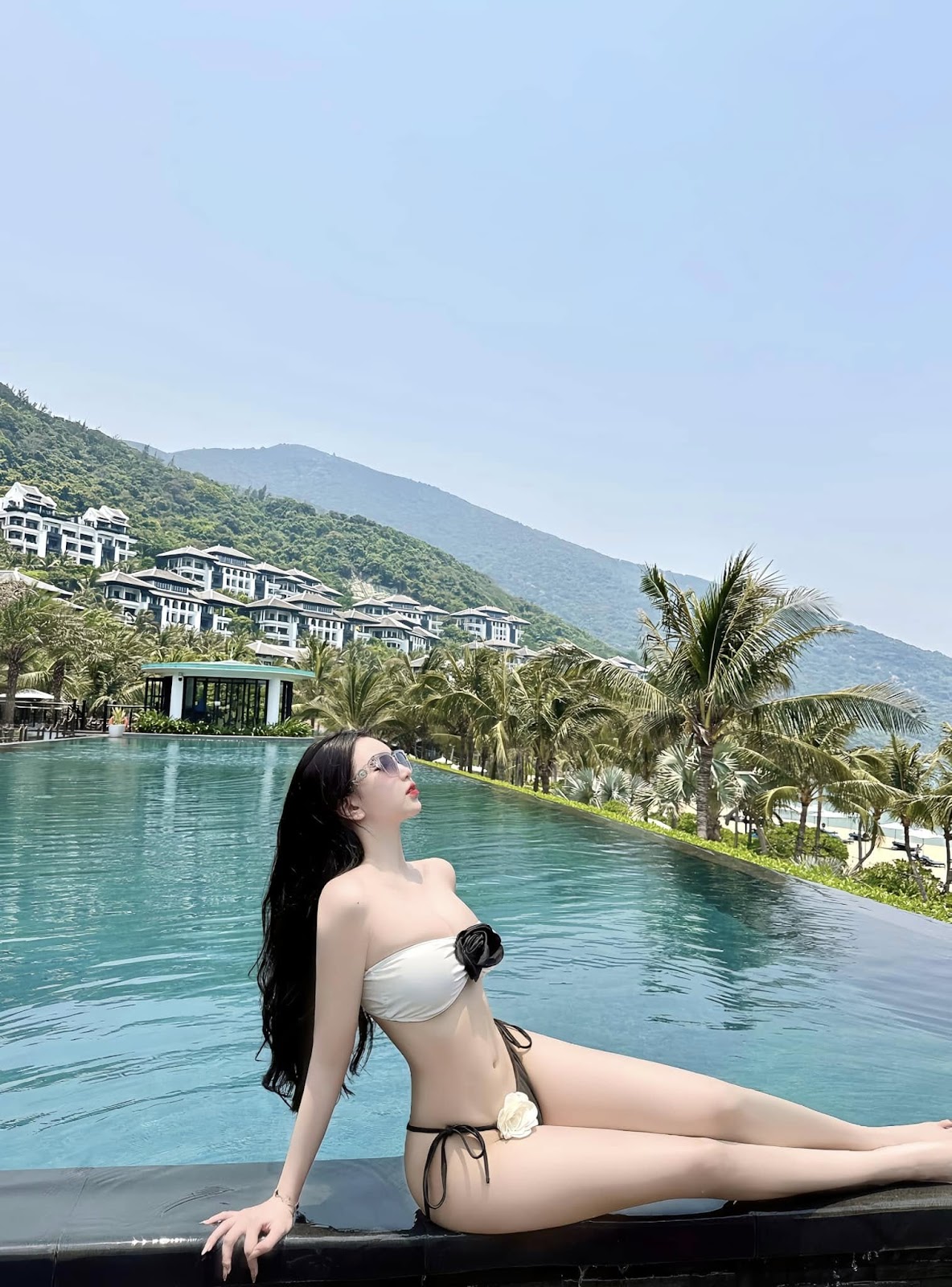 anh-ho-ngoc-y-nhi-mac-bikini-ho-bao-khoe-dang-sieu-nuot