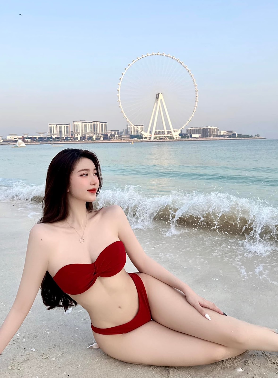 anh-ho-ngoc-y-nhi-mac-bikini-tao-dang-khoe-duong-cong-quyen-ru