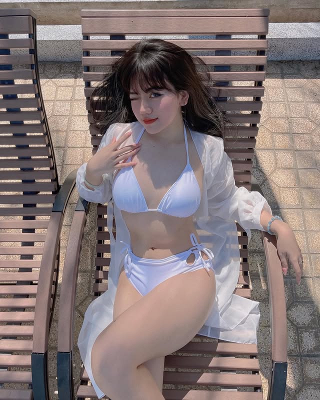 anh-bao-han-helia-mac-bikini-khoe-duong-cong-quyen-ru