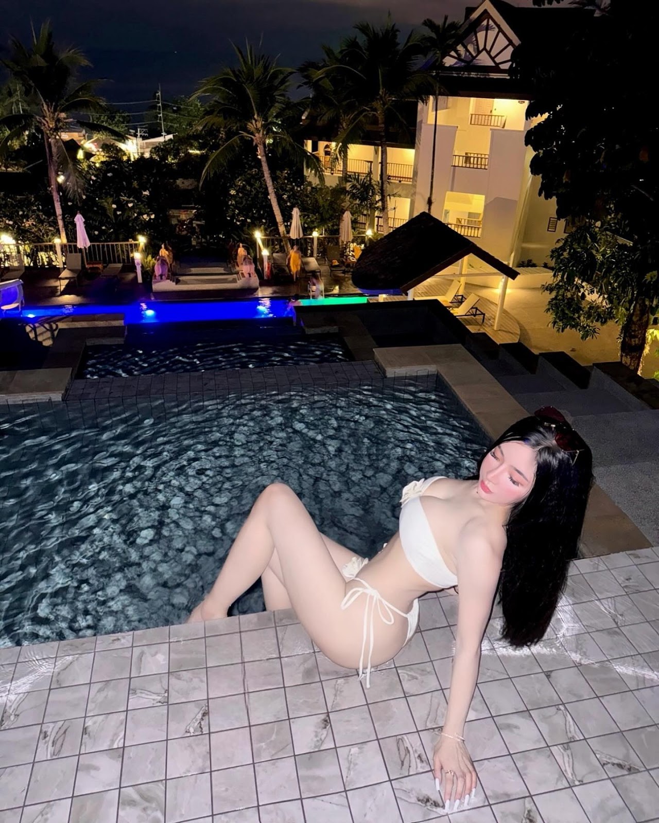 anh-pham-hong-nhung-mac-bikini-chup-hinh-khoe-vu-o-ho-boi