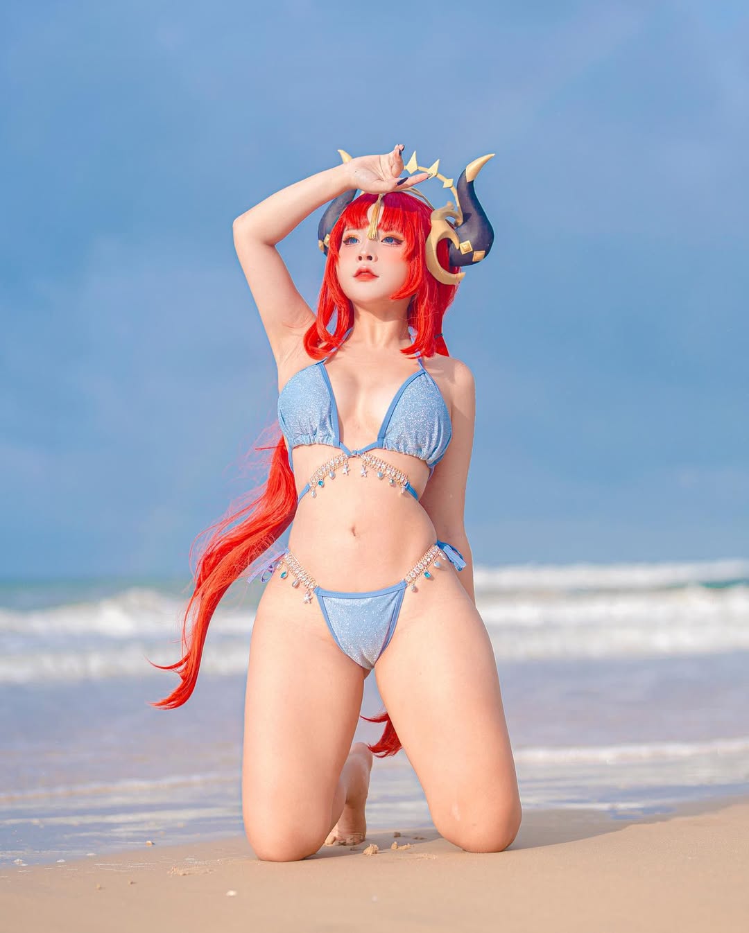 anh-sayo-momo-mac-bikini-cosplay-tren-bai-bien